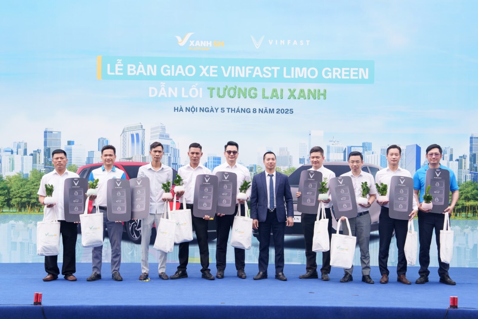 p0500044 resized VINFAST BÀN GIAO LÔ XE LIMO GREEN ĐẦU TIÊN CHO KHÁCH HÀNG